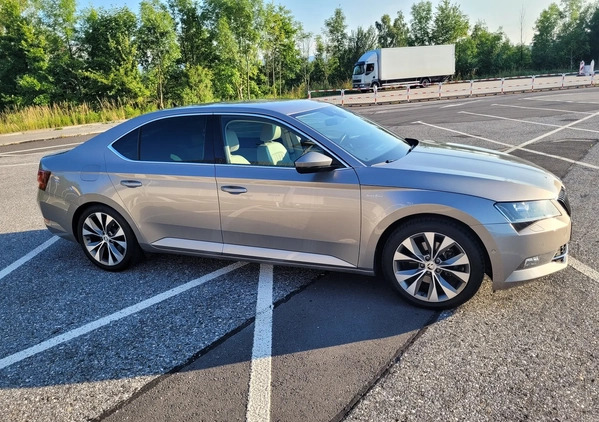 Skoda Superb cena 68000 przebieg: 268000, rok produkcji 2015 z Cieszyn małe 781